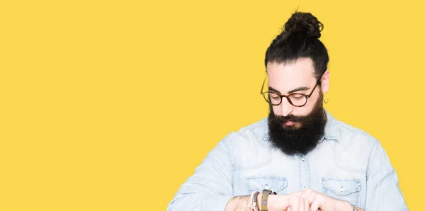 Homem Jovem Hipster Com Cabelos Longos Barba Usando Óculos Verificando — Fotografia de Stock