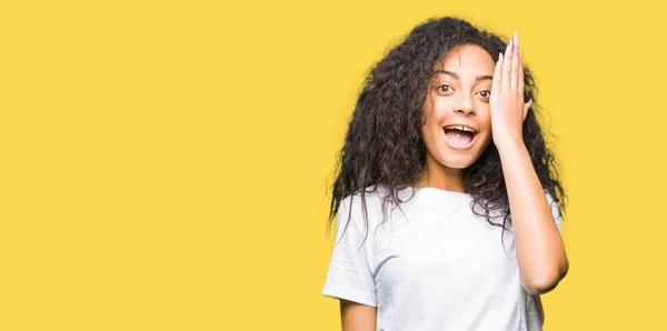 Joven Hermosa Chica Con Pelo Rizado Usando Casual Camiseta Blanca — Foto de Stock