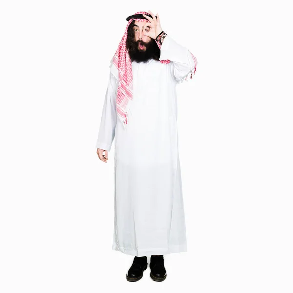 Arab Üzleti Ember Hosszú Hajat Visel Hagyományos Keffiyeh Sál Csinál — Stock Fotó