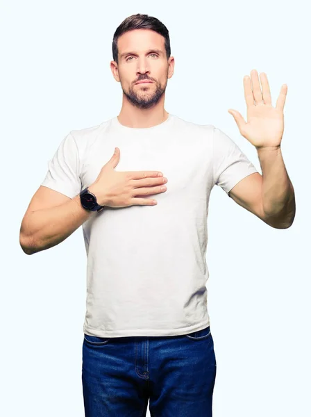 Hombre Guapo Vistiendo Casual Camiseta Blanca Jurando Con Mano Pecho — Foto de Stock