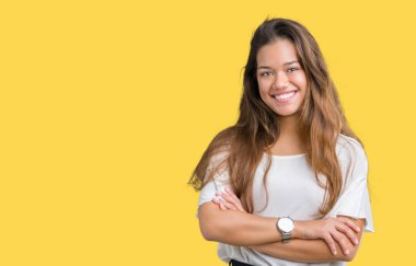 Genç güzel esmer iş kadın izole arka plan mutlu yüz çapraz silah kameraya bakarak ile gülümseyen yüzünden. Olumlu bir kişi.