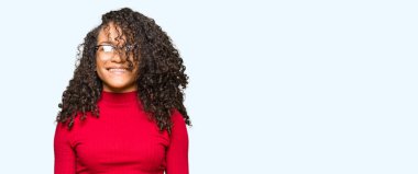 Kıvırcık saçlı gözlük ile mutlu ve serin olan güzel kadın yüzündeki gülümseme. Şanslı kişi.