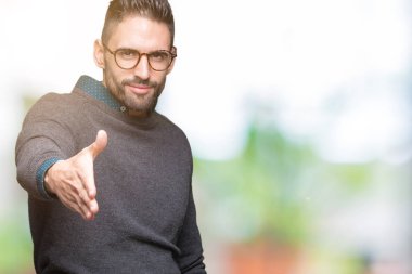 Tebrik ve davet edici dostu sunan karşılıklı gülümseyen izole arka plan üzerinde gözlük takan yakışıklı delikanlı. Başarılı iş.