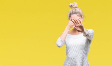 Genç güzel sarışın ve mavi gözlü kadın izole elleriyle gözlerini kapsayan arka plan ve stop jest ile acı ve korku ifadesi. Utandım ve negatif kavramı.