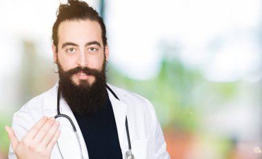 Doktor uzun saçlı tıbbi ceket ve stetoskop Beckoning gel burada mutlu ve gülümseyerek el davet ile jest