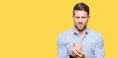 Acı acı elleri ve parmakları, artrit inflamasyon yakışıklı iş adamı mavi gözler