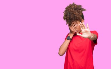Güzel genç Afro-Amerikan kadın izole elleriyle gözlerini kapsayan arka plan ve stop jest ile acı ve korku ifadesi. Utandım ve negatif kavramı.
