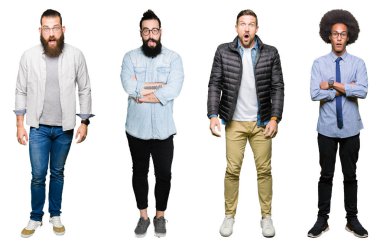 Kolaj bir grup genç adam beyaz izole arka plan korkuyor ve şok sürpriz ifade, korku ve heyecan yüz üzerinden.