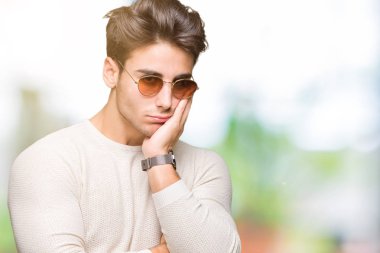 Yakışıklı delikanlı seyir yorgun ve bıkkın ile depresyon sorun Çapraz kollar ile izole arka plan düşünme üzerinde güneş gözlüğü takıyor.