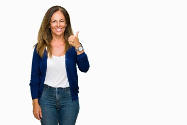 Rahat güzel orta yaş yetişkin kadın hareketi el ile mutlu yaşasın yapıyor izole arka plan yüzünden. Kameraya bakarak başarı gösteren ile ifade onaylama.