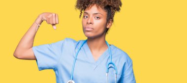 İzole arka plan güçlü kişi kol kas, kendinden emin ve güç gurur gösterilen genç Afro-Amerikan doktor kadın