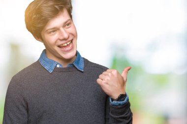 Genç yakışıklı zarif adam arıyor ve başparmak yanında yukarıyı mutlu yüz ile gülümseyen izole arka plan üzerinde.