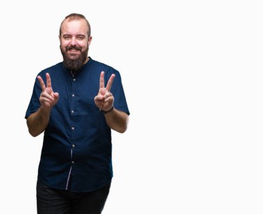 Zafer işareti yapıyor parmak gösterilen kamera seyir gülümseyen izole arka plan Genç beyaz hipster adam. İki numaralı.