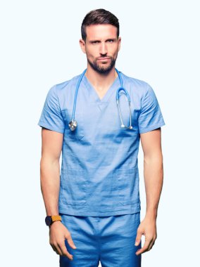 Yakışıklı Doktor adam tıbbi izole arka plan şüpheci ve sinir, papatyanın üzgün üzerinde sorunu nedeniyle üniforması. Negatif kişi.