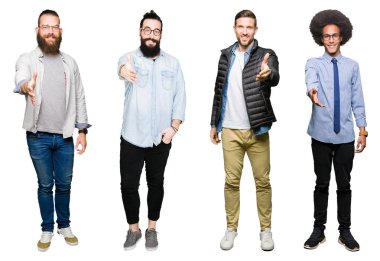 Kolaj bir grup üzerinde beyaz izole arka plan olarak tebrik ve konuksever dost sunan karşılıklı gülümseyen genç adam. Başarılı iş.