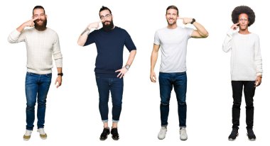 Kolaj bir grup genç adam beyaz izole üzerinde işaretleme için yüz ve burun, neşeli gülümseyerek el parmak ile arka plan
