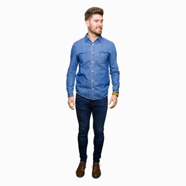 Casual kot gömlek uzak tarafına gülümseme ile yüzünde, doğal ifade arıyorum giyen genç yakışıklı sarışın adam. Kendine güvenen gülüyor.