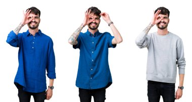 Gülümseyen, parmakları ile mutlu yüz üzerinden seyir göz el ile ok jest yapıyor izole arka plan üzerinde genç adam kolaj.