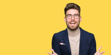 Genç yakışıklı iş adamı deli ve silah ile başarı için hayran kutluyor gözlük takan kaldırdı ve açık gözleri çığlık heyecanlı. Kazanan kavramı