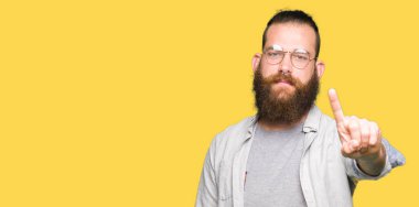 Genç Sarışın adamın giydiğini işaret parmağını ve kızgın ifade ile gözlük