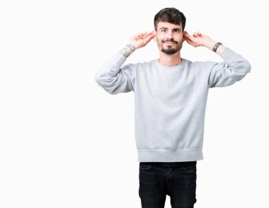 Üzerine tişört giyen genç yakışıklı adam arka plan gülen çekerek kulakları parmaklar, komik jest ile izole. Seçmelere sorun