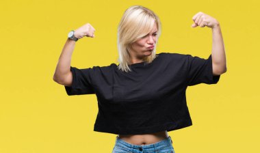 Genç güzel sarışın kadın kol kasları gururlu gülümseyen gösterilen izole arka plan yüzünden. Fitness kavramı.