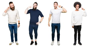 Kolaj bir grup genç adam beyaz izole üzerinde bir parmak, harika bir fikir ya da düşünce, iyi hafıza ile baş gösteren gülen arka plan