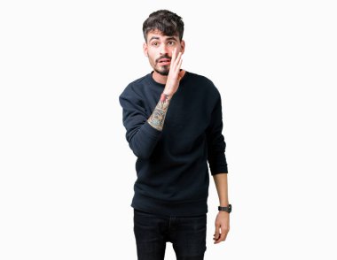 Yakışıklı delikanlı izole arka plan üzerinde el gizli söylenti söylüyor Ağızdan kötü amaçlı konuşma konuşma fısıldayan