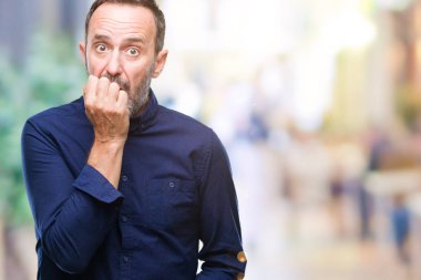 Orta yaş ağarmış üst düzey adam stresli ve gergin ile izole arka plan üzerinde tırnak ısırma dudaklarından eller. Anksiyete sorunu.