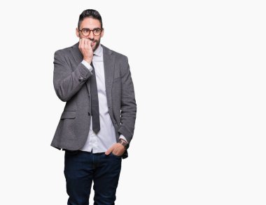 Genç yakışıklı iş adamı stresli ve gergin elle çivi ısırma ağzına bakarak izole arka plan üzerinde. Anksiyete sorunu.