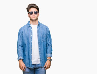 Genç yakışıklı adam sorunu nedeniyle izole arka plan şüpheci ve sinir, papatyanın üzgün üzerinde güneş gözlüğü takıyor. Negatif kişi.