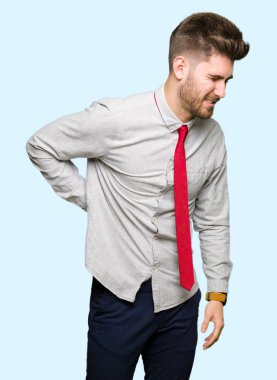 Genç yakışıklı iş adam acı dokunmadan el ile geri, kas ağrısı, sırt ağrısı,