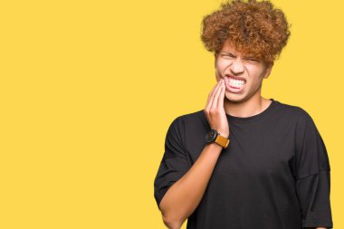 Acı ifadesi ile el ile afro saç giyen siyah tişört dokunmadan ile yakışıklı delikanlı ağız diş ağrısı veya dişlerde dişlerle ilgili hastalık nedeniyle. Diş hekimi kavramı.
