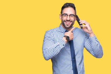 Genç iş adamı izole arka plan üzerinde çok el ve parmak ile işaret mutlu Evet