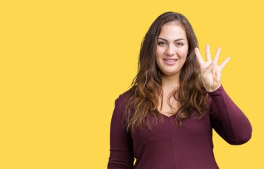 Parmakları ile dört gülümseyen ise kendinden emin ve mutlu güzel ve çekici artı boyutu genç kadın ve yukarıyı gösteren izole arka plan üzerinde elbise numara.