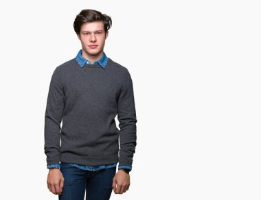 Genç yakışıklı zarif adam yüzünde ciddi bir ifade ile izole arka plan gevşek. Basit ve doğal kameraya bakıyor.