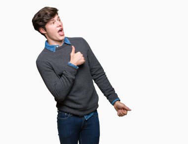 Yanına bir jest yapıyorsun gülümseyen genç yakışıklı zarif adam izole arka plan gurur, seyir Yaşasın