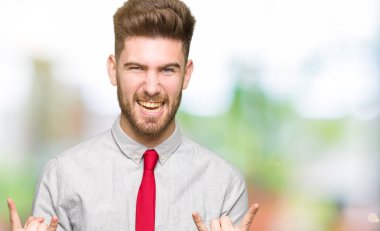 Genç yakışıklı iş adamı deli ifade rock simge elle yapıyor ile bağırarak. Müzik yıldızı. Ağır kavramı.