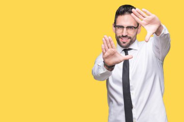 Genç yakışıklı iş adam gözlük izole üzerinde çerçeve kullanarak el avuç içi ve parmaklar, kamera perspektif yapıyor gülen arka plan