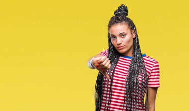 Genç mutsuz ve kızgın ret gösterilen ve başparmak aşağı hareketi ile negatif seyir izole arka plan üzerinde saç Afro-Amerikan Kız örgülü. Kötü ifade.