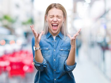 Sarışın genç kadın deli ve silah ile başarı için deli kutluyor izole arka plan üzerinde kaldırdı ve heyecanlı çığlık gözler kapalı. Kazanan kavramı