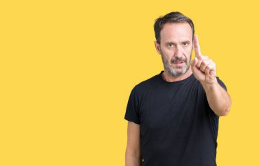 Yakışıklı orta yaş ağarmış komuta sizde izole üzerinde arka plan işaret parmağını ve kızgın ifade ile