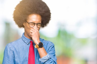 Gözlük ve kırmızı kravat bir şey pis ve iğrenç kokulu, dayanılmaz koku, holding nefes parmak ile burun üzerinde giyen afro saçlı genç Afro-Amerikalı iş adamı. Kötü kokuyor kavramı.