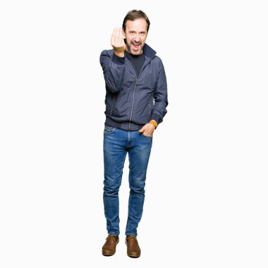 Orta yaş yakışıklı adam bir ceket yapmak İtalyan el ve parmak emin ifadeyle jest