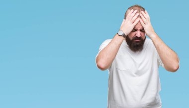 Çünkü üzerinde rahat t-shirt giyen genç beyaz hipster adam arka plan baş baş ağrısı için el ile izole stres. Migren muzdarip.