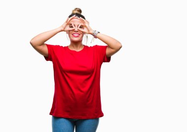 Genç güzel kadın dilini, parmaklarının arasından baktığını yapışmasını dürbün gibi ok jest yapıyor izole arka plan yüzünden. Deli ifade.