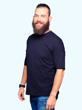 Genç Sarışın yüzünde mutlu ve güzel bir gülümseme ile rahat t-shirt giyen adam. Şanslı kişi.