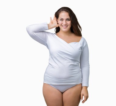 Artı boyutu genç overwight kadın güzel üzerinde beyaz iç çamaşırı giyiyor arka plan bir işitme söylenti ya da dedikodu için dinleme kulak üzerinde el ile gülümseyen izole. Sağırlık kavramı.