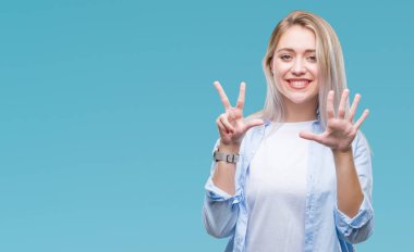 Genç Sarışın kadın gösterilen ve parmakları ile işaret izole arka plan yüzünden kendinden emin ve mutlu gülümseyerek süre 8 numaralı.