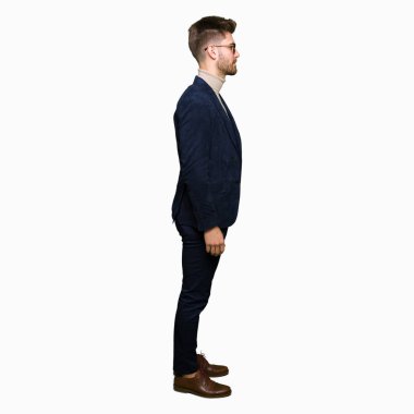 Tarafına, arayan genç yakışıklı iş adam gözlük dinlenmek doğal yüz emin gülümseme ile pozuyla profil.